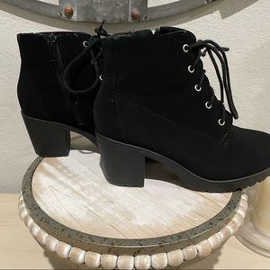 Gently used. 3.5 girls black boots